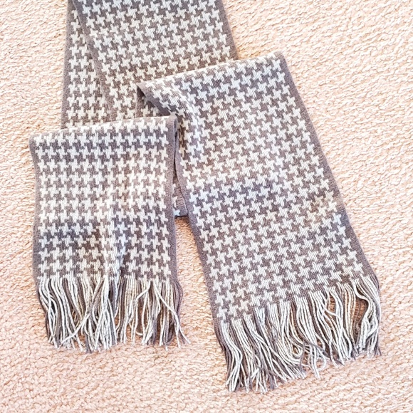 NWOT NEW Light Dark Gray Tassels Patterned Scarf - Picture 2 of 7